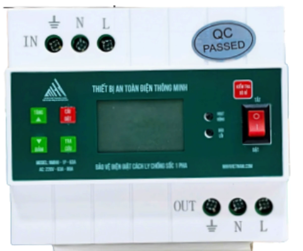 Mặt trước thiết bị NMHH-1P 63A-PT: cực IN phía trên, cực OUT phía dưới, mặt xanh có màn hình LCD, bốn nút cài đặt và công tắc đỏ