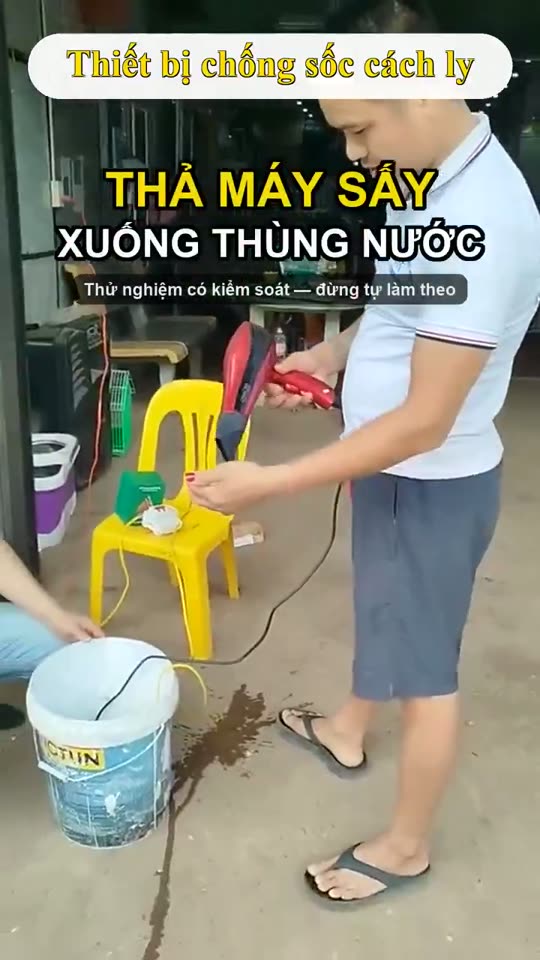 Cảnh thử nghiệm thả máy sấy xuống thùng nước